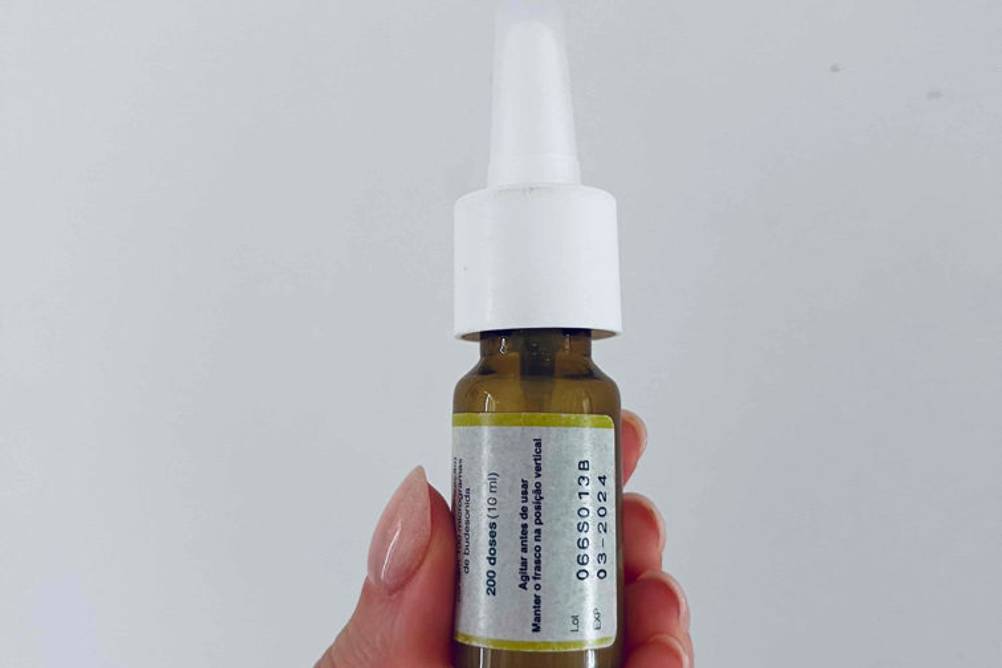 Ein Allergie-Nasenspray wird in einer Hand gehalten