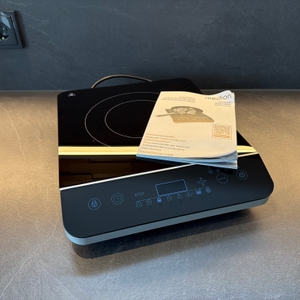 Der Lieferumfang der Medion MD 17595 steht auf einer Küchenarbeitsplatte