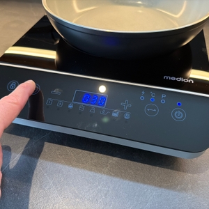 Ein Finger stellt etwas auf der Medion MD 17595 ein