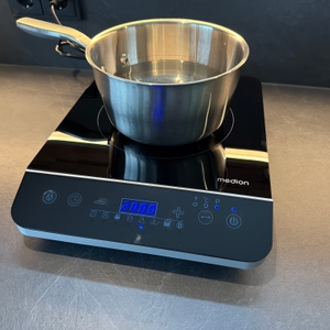 Ein Topf mit Griff steht auf der Medion MD 17595