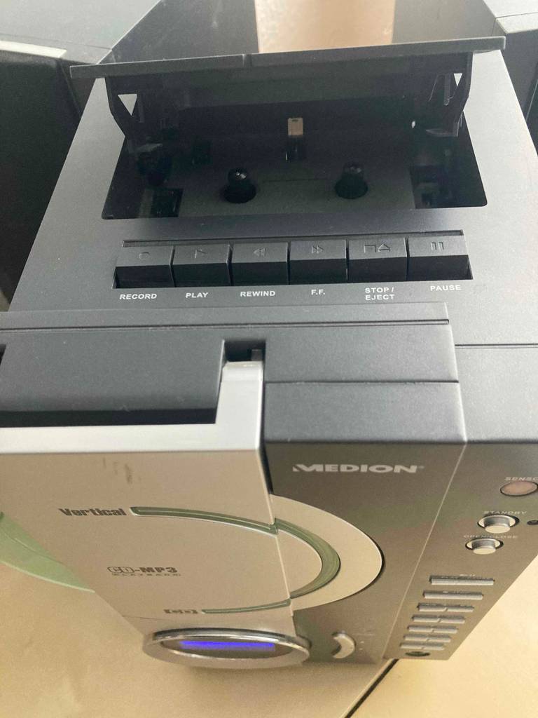 CD-Player mit Kassettendeck im Test: Nahaufnahme von oben seines geöffneten Kassettendecks.