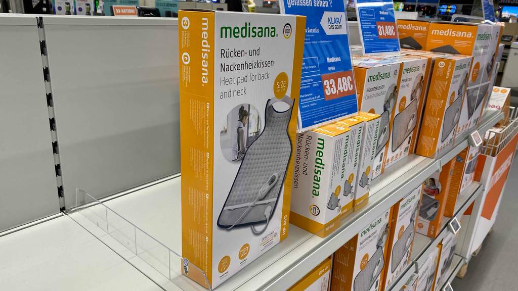 Nackenkissen im Test: Produkt steht verpackt im Verkaufsregal.