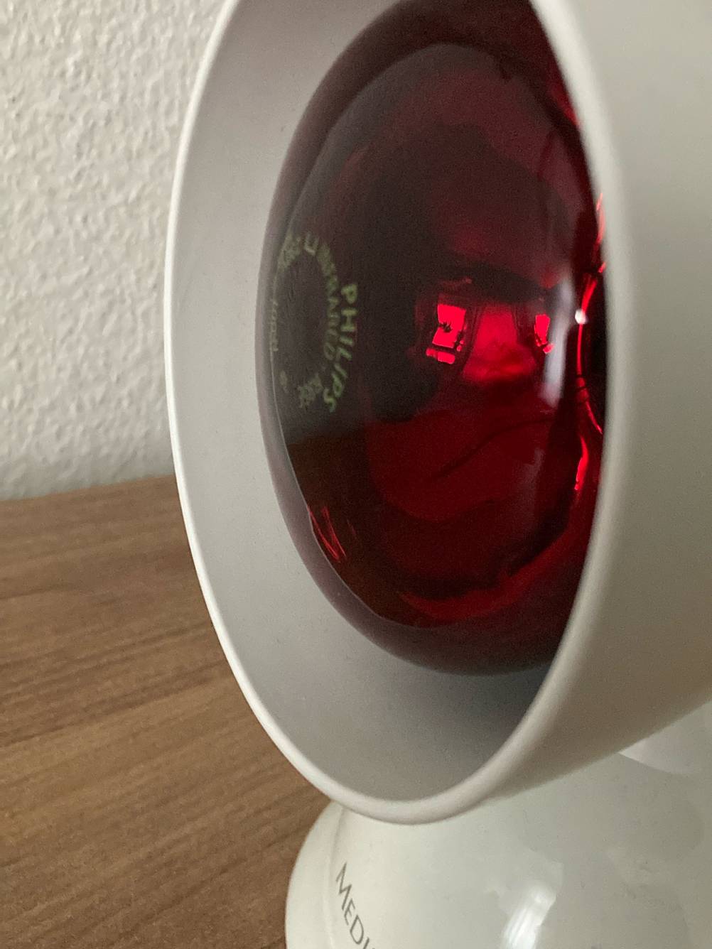 Getestet: Detailansicht der Glühbirne einer Rotlichtlampe.