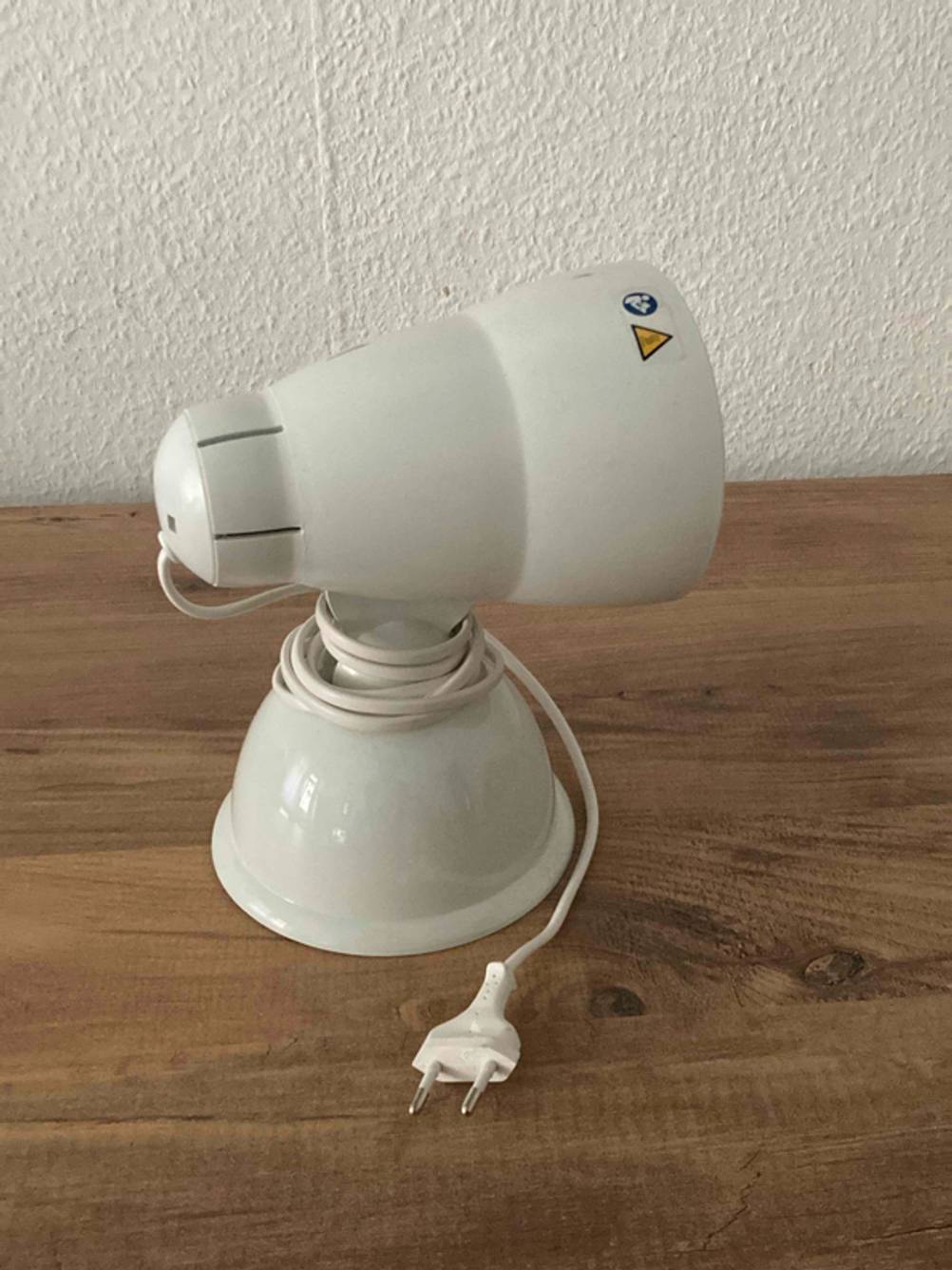 Rotlichtlampe im Test: Seitenansicht einer getesteten Lampe.