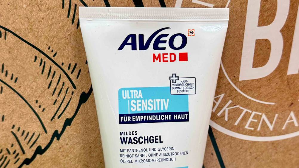 Medizinisches Duschgel-Test: Nahaufnahme des Logos auf der Verpackung.