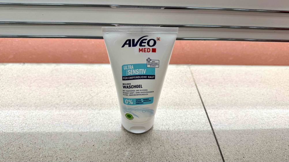 Medizinisches Duschgel im Test: Eine Tube von schräg oben auf einem hellen Boden.
