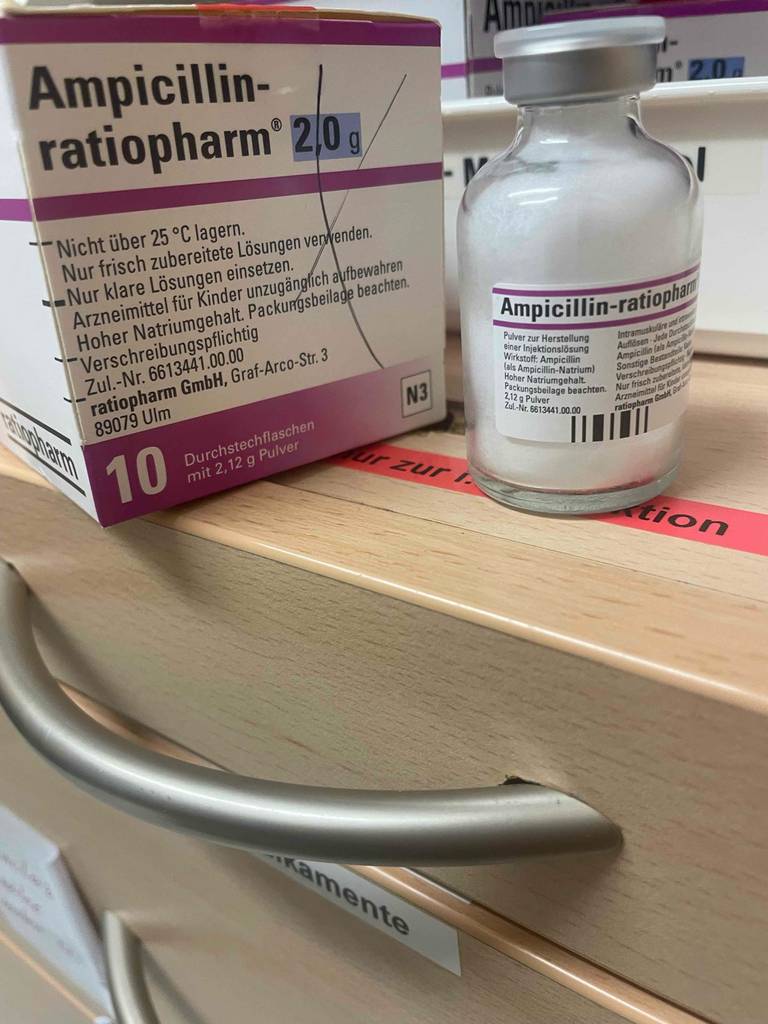 Medizinschrank getestet: Detailansicht eines Schubladengriffs.