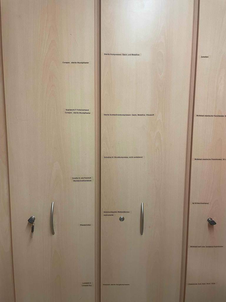 Medizinschrank im Test: Frontansicht eines geschlossenen Schranks.