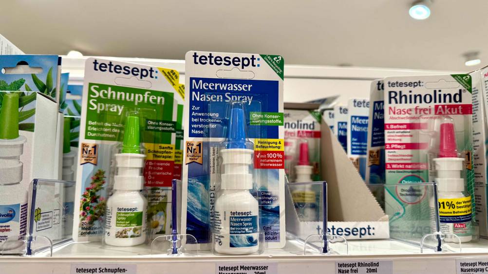 In einem Regal steht das getestete Meerwasser-Nasenspray neben anderen Produkten.