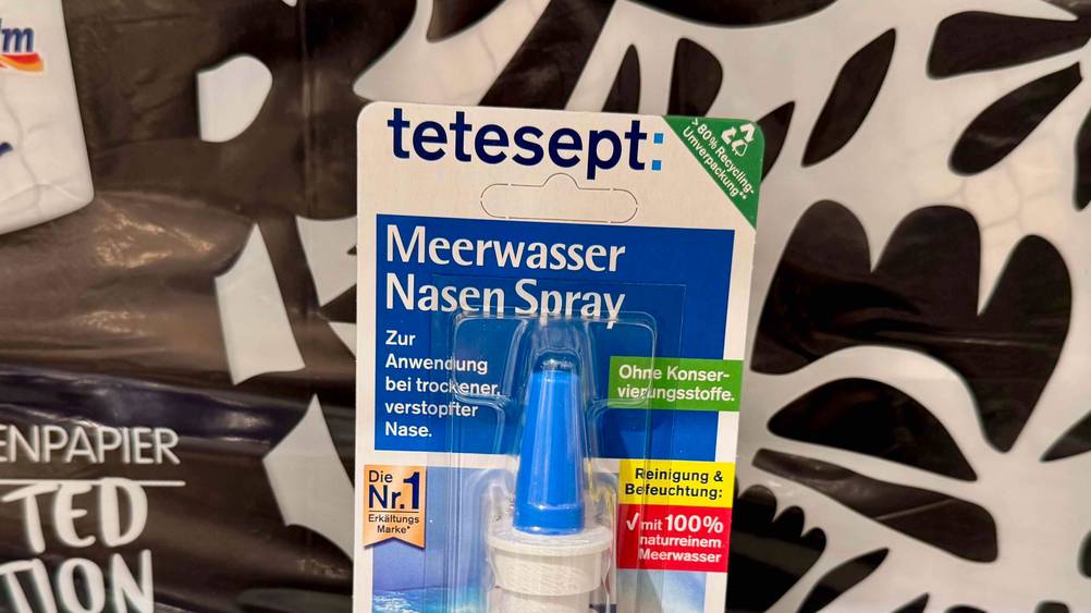 Meerwasser-Nasenspray getestet: Nahaufnahme der Verpackung mit Logo und Artikelbezeichnung.