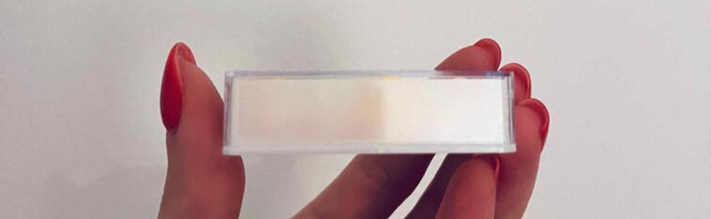 Seitenansicht einer weißen geschlossenen Box für Ohrstöpsel im Test vor weißem Hintergrund.