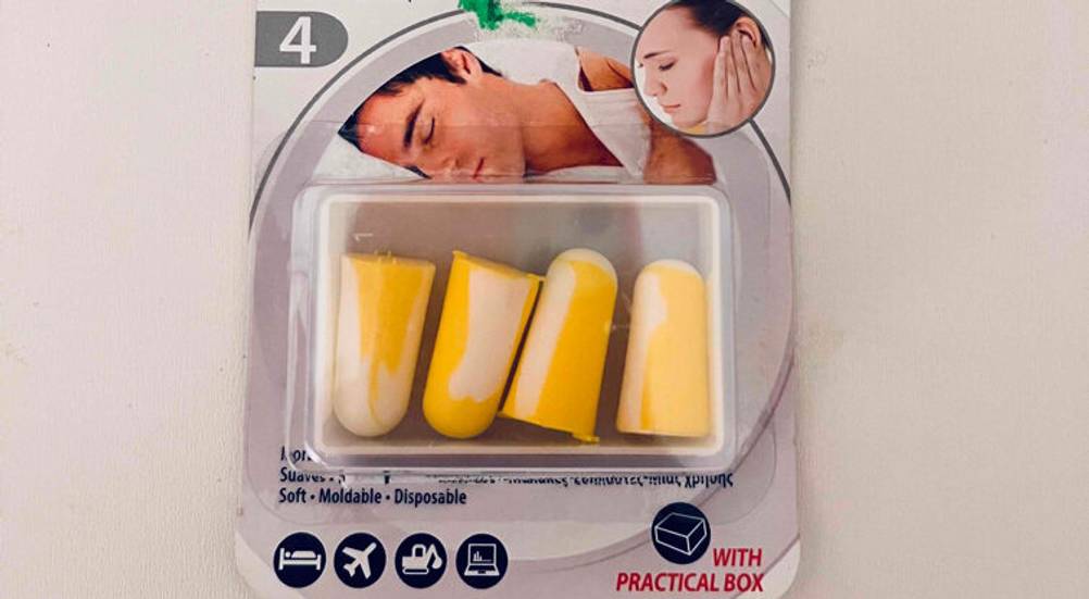 Eine Packung Megaplast Ohrstöpsel im Test mit vier weichen gelb-weißen Ohrstöpseln in einer Box.