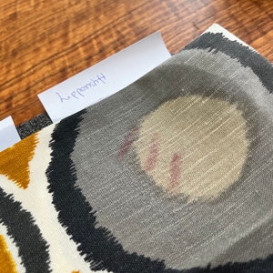 Drei Lippenstiftstriche auf einem Kissenbezug.