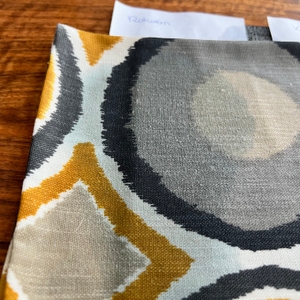 Ein Rotweinfleck auf einem Kissenbezug.