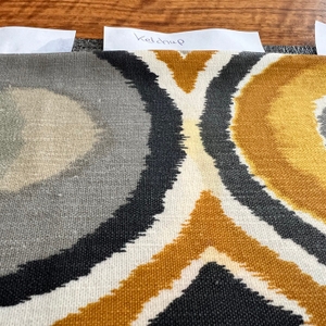 Ein Ketchupfleck auf einem Kissenbezug.