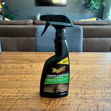 Der Meguiar's Polsterreiniger ME G9416 steht auf einem Tisch