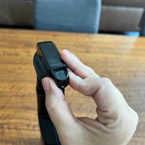 Eine Hand entriegelt den Sprühmechanismus des Meguiar's Polsterreiniger ME G9416.