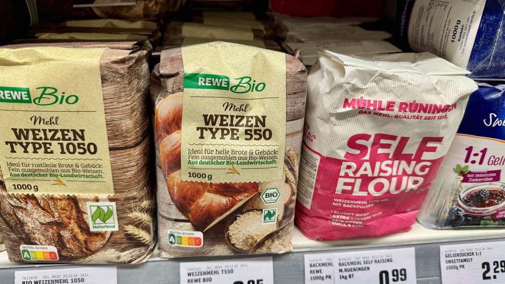 In einem Verkaufsregal stehen mehrere Packungen des getesteten Mehls.