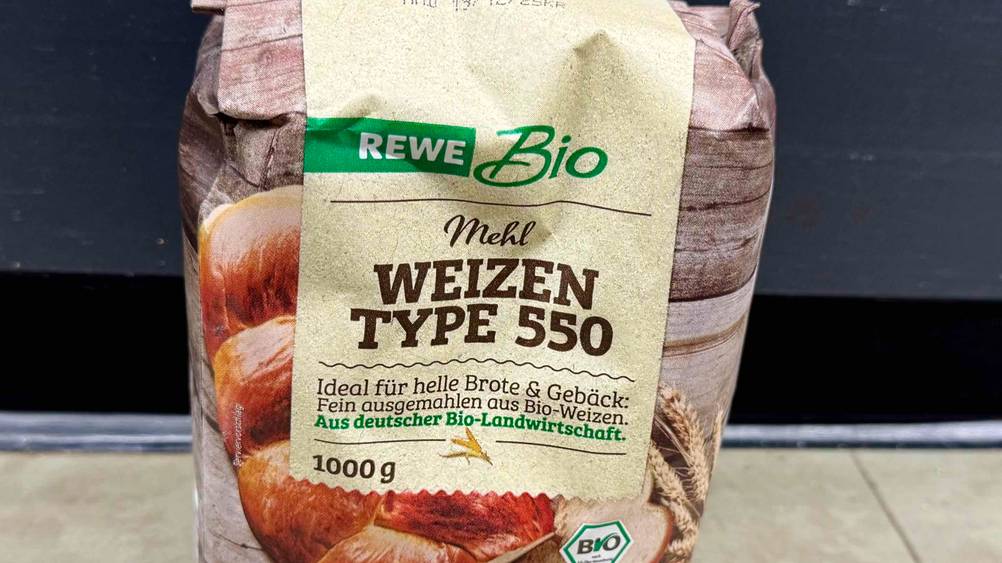 Mehl getestet: Nahaufnahme der Vorderseite der Packung mit Logo und Artikelbezeichnung.