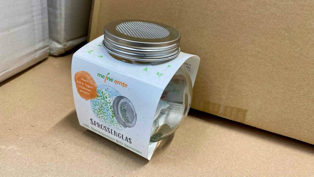 Sprossengläser getestet: Ein Glas steht in Originalverpackung vor einem Karton.