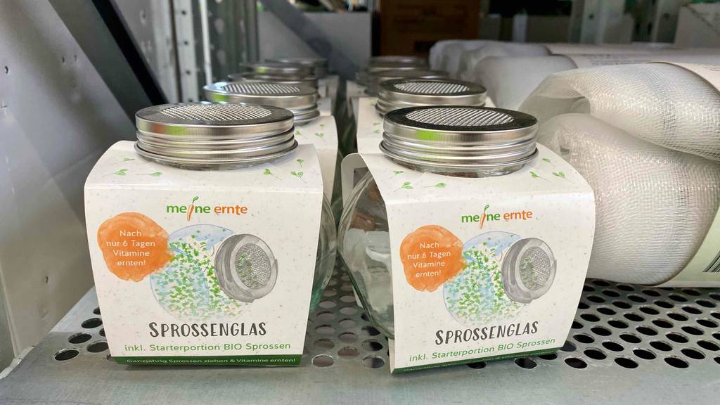 Im Test: Mehrere Sprossengläser von Meine Ernte stehen neben- und hintereinander in einem Regal.