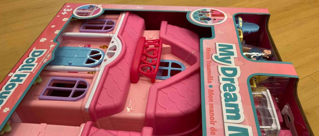 Das getestete Puppenhaus liegt auf dem Boden.