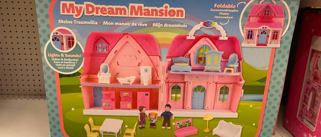 Das getestete Puppenhaus steht im Regal.