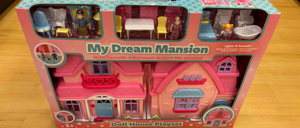 Das getestete Puppenhaus befindet sich in seiner Verpackung.