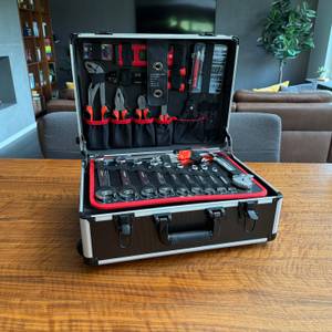 Der Meister 8971440 steht geöffnet auf einem Tisch