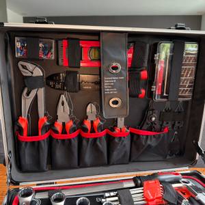 Viele Werkzeuge hängen im Meister 8971440