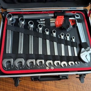 Einige Schraubenschlüssel sowie andere Werkzeuge befinden sich in einem Einlegeboden des Meister 8971440