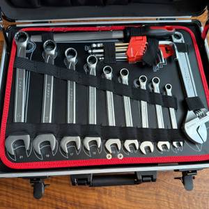 Einige Schraubenschlüssel sowie andere Werkzeuge befinden sich in einem Einlegeboden des Meister 8971440