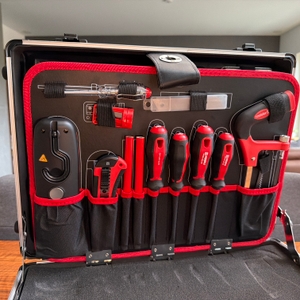 Zahlreiche Werkzeuge hängen im Meister 8971440