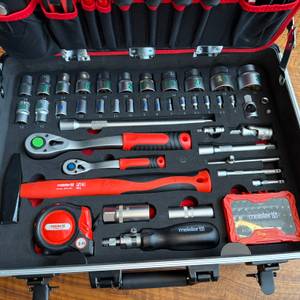 Zahlreiche Werkzeuge liegen im Meister 8971440