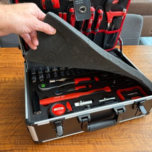 Eine Hand entfernt ein Stück Schaumstoff vom Boden des Meister 8971440