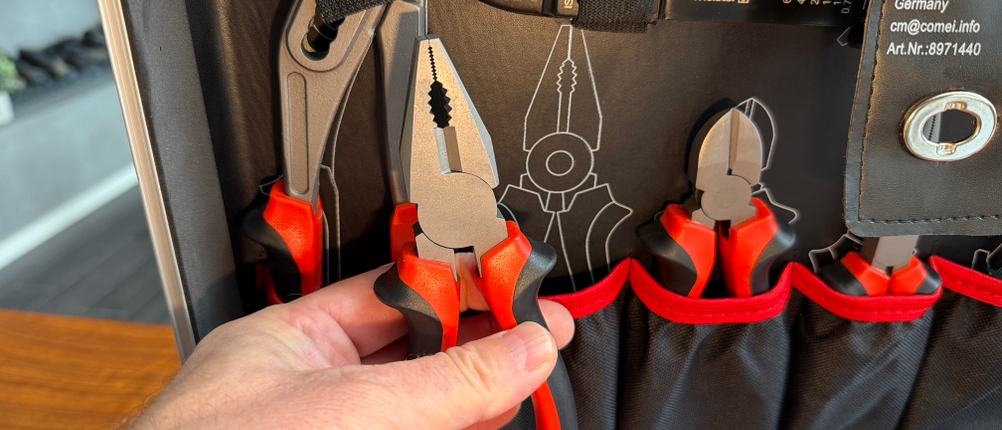 Eine Hand hält eine Kombizange aus dem Meister 8971440 fest