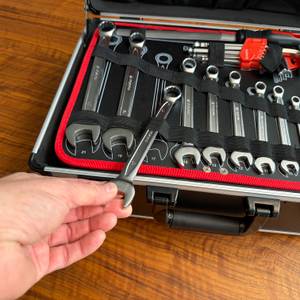 Eine Hand nimmt einen Schraubenschlüssel aus dem Meister 8971440