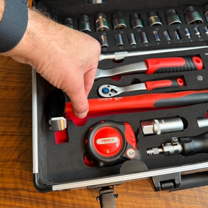 Eine Hand nimmt einen Hammer aus dem Meister 8971440