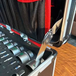 Der Mechanismus zum Offenhalten des Deckels am Meister 8971440