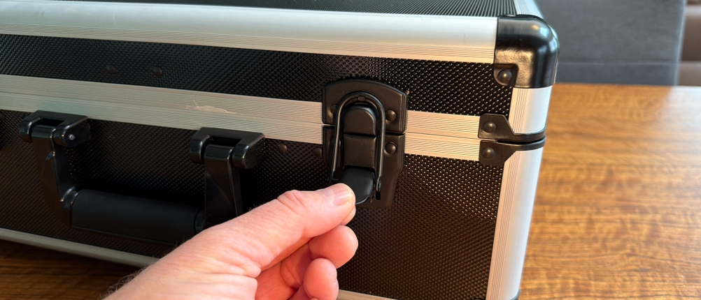 Eine Hand verschließt den Meister 8971440