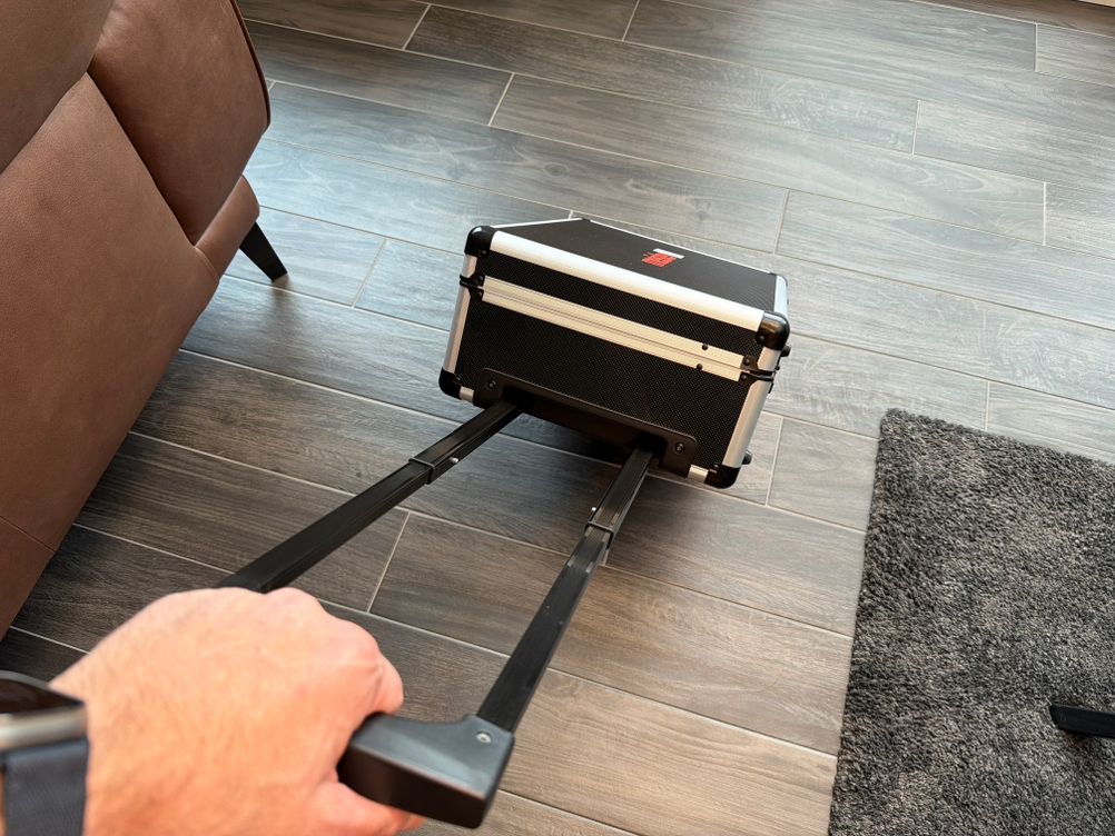 Eine Hand zieht den Meister 8971440