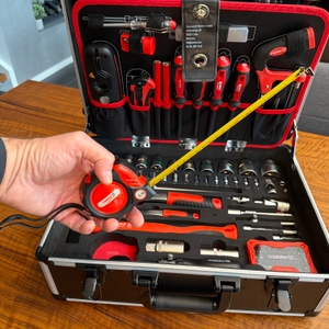 Eine Hand hält ein Maßband aus dem Meister 8971440 fest