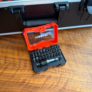 Ein Set mit verschiedenen Schraubenzieherbits liegt vor dem Meister 8971440