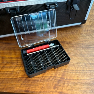 Ein Set mit verschiedenen Bits liegt vor dem Meister 8971440