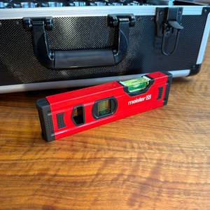 Eine Wasserwaage liegt vor dem Meister 8971440