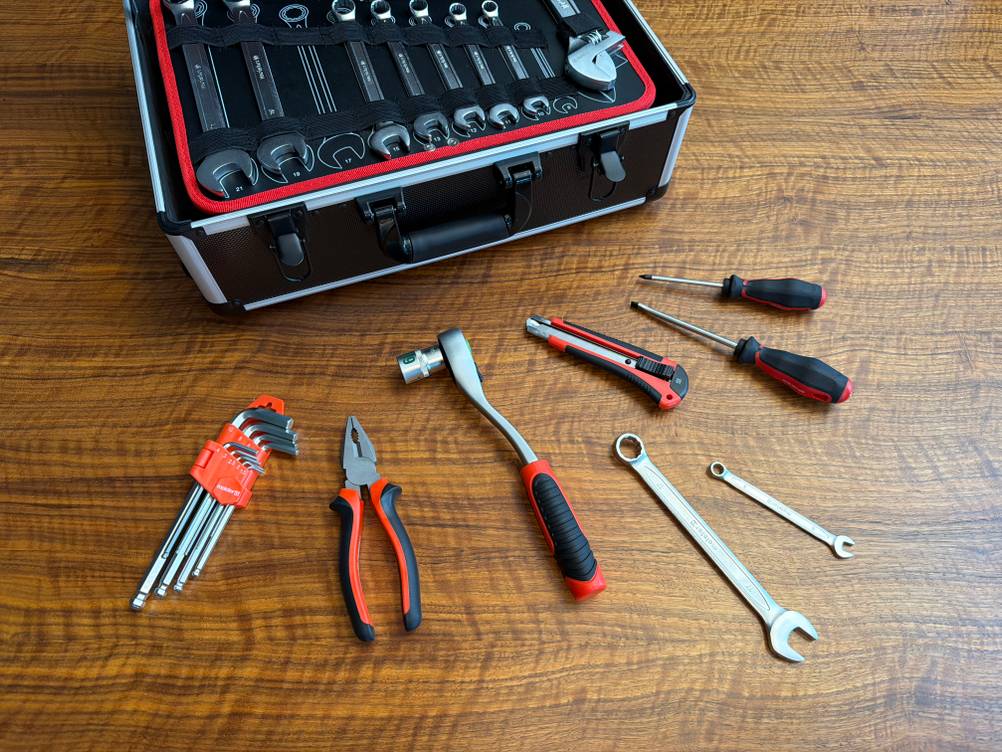 Werkzeuge liegen neben dem Meister 8971440 auf einem Tisch