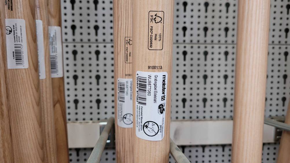 Grabegabel-Test: Nahaufnahme der Aufdrucke und Aufkleber eines Produktes.