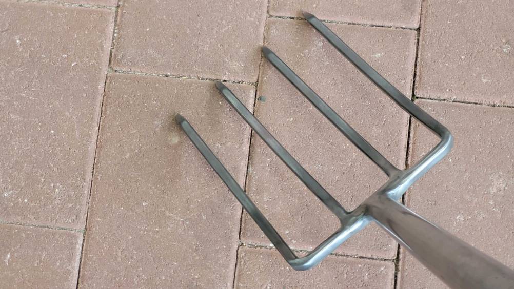Grabegabel getestet: Nahaufnahme der Zinken auf einem Steinboden.