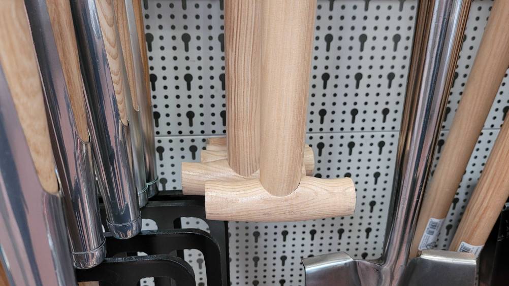 Nahaufnahme des Griffes einer Grabegabel im Test in einem Regal hängend.