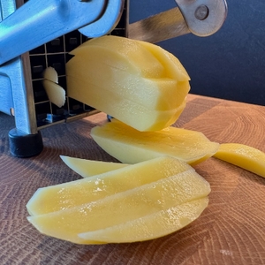 Kartoffeln halb geschnitten mit dem Meisterklasse-Kartoffelhacker